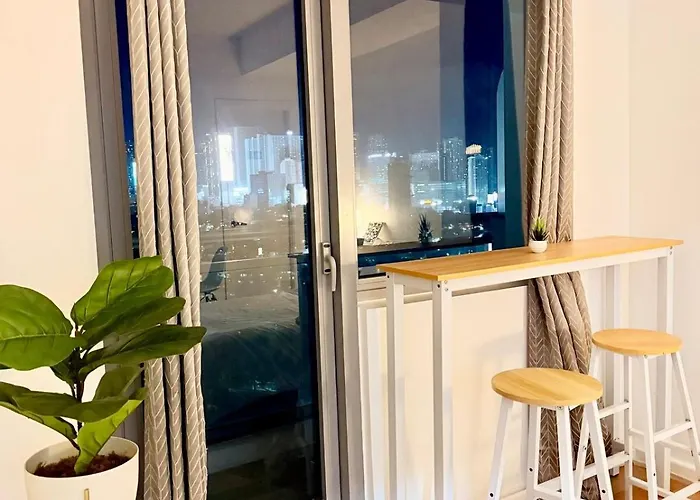 Unit Staycation Near Rockwell Mandaluyong Free Pool Access *