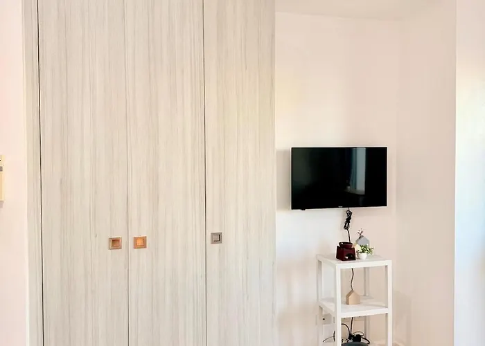 Apartment Unit Staycation Near Rockwell Mandaluyong Free Pool Access Manila