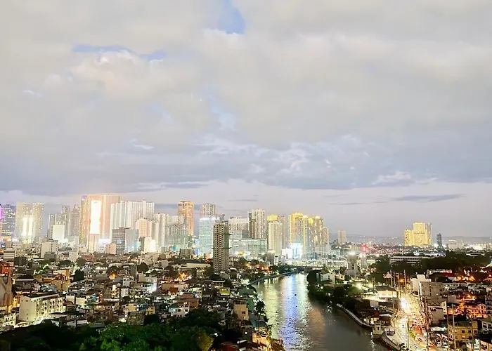 Unit Staycation Near Rockwell Mandaluyong Free Pool Access *