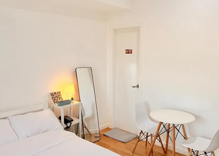 Apartment Unit Staycation Near Rockwell Mandaluyong Free Pool Access *