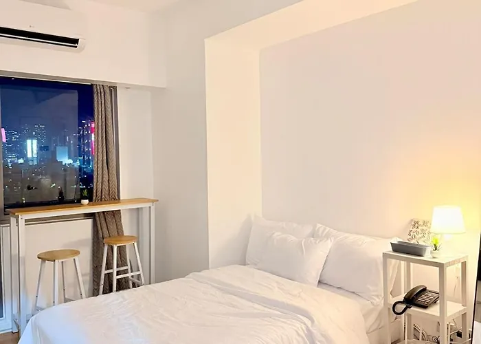 Unit Staycation Near Rockwell Mandaluyong Free Pool Access