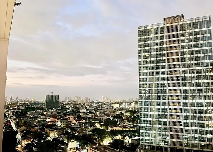 Apartment Unit Staycation Near Rockwell Mandaluyong Free Pool Access