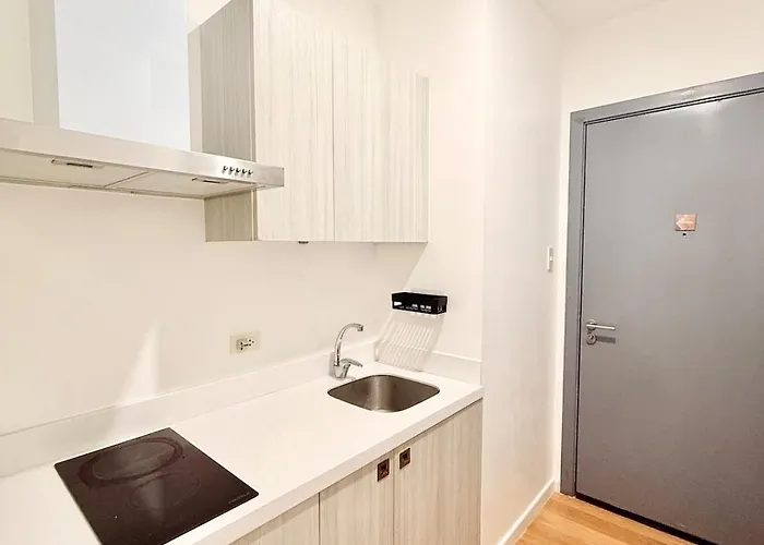 Unit Staycation Near Rockwell Mandaluyong Free Pool Access * Manila